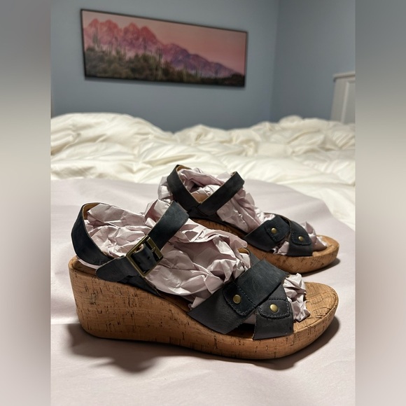 Korks navy wedges sz 10, great with jeans, denim color, lightweight, cute, sexy - Picture 5 of 8